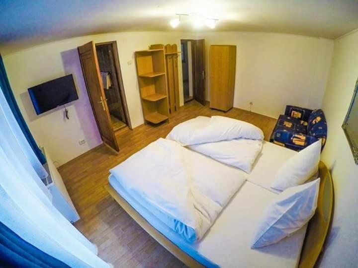 Casa Germana Hotel Lupeni  ภายนอก รูปภาพ